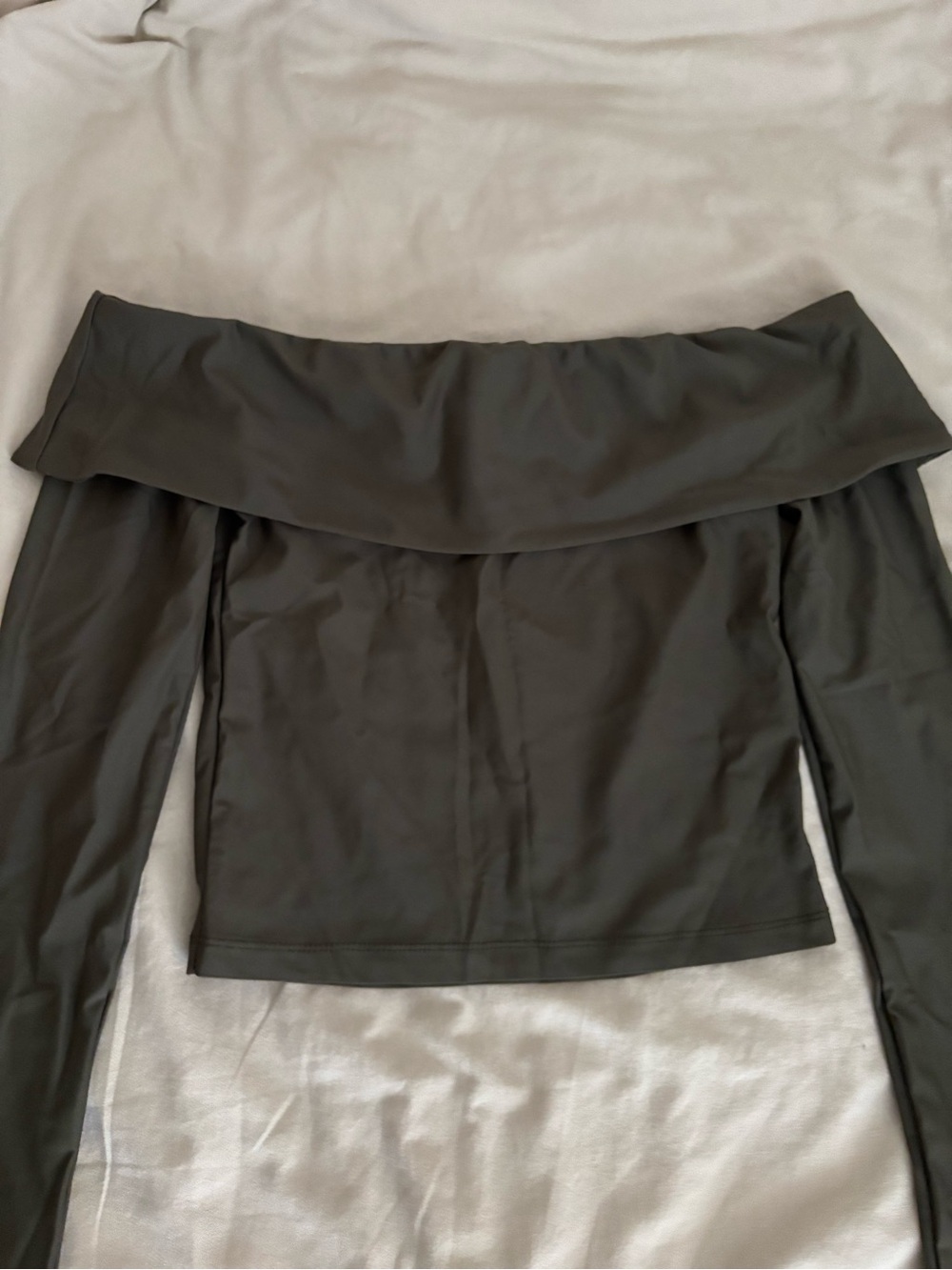 Edikted Off-Shoulder Top in army green Size Small